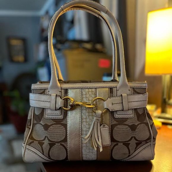 Coach Handbags - ⬇️😮LAST CHANCE😮⬇️COACH CARRYALL HAMPTON SIGNATURE BAG